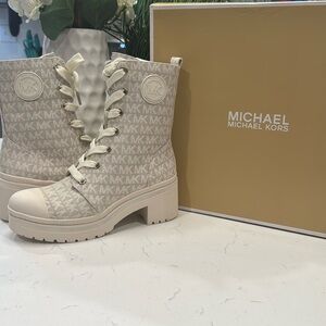NEVER WORN Michael Kors Corey Bootie US 8
Nat/Light Cream